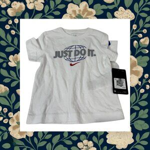 Nike T-shirt NWT